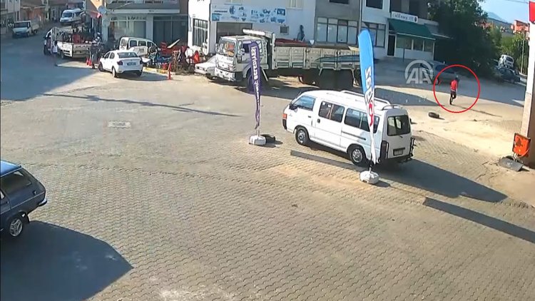 Çanakkale&#039;de soygun! Hırsız çaldığı paraları saçarak kaçtı