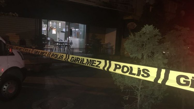 Sözlü tartışma bıçaklı kavgaya dönüştü 1 kişi öldürüldü