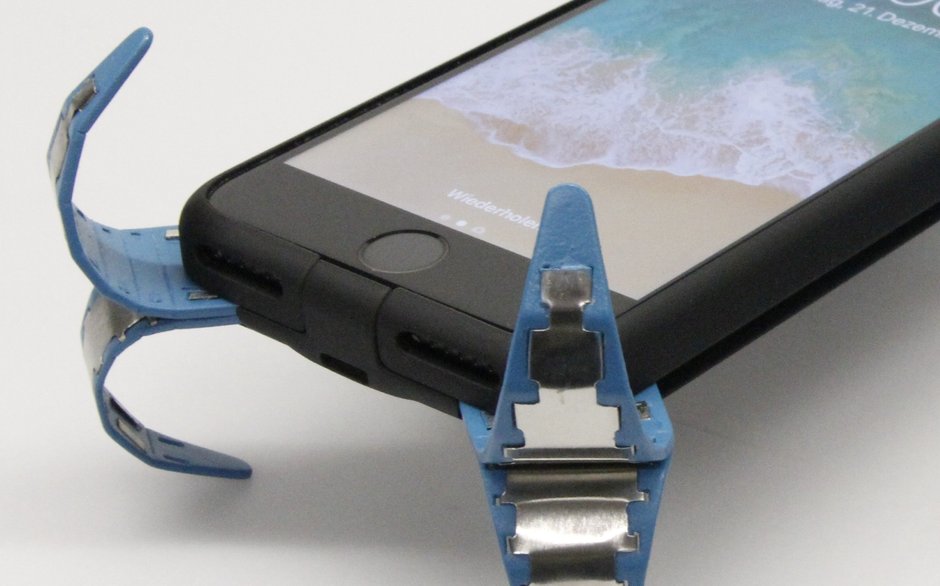 Alman öğrenci tasarladı... İşte 4 ayak üstüne düşen telefon kılıfı