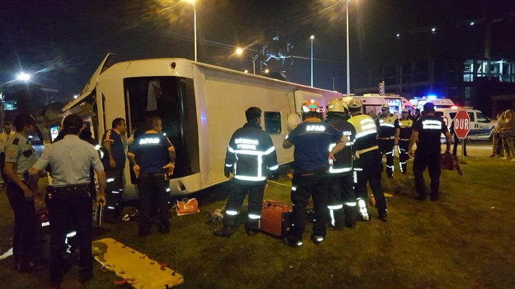 TIR&#039;la çarpışan yolcu otobüsü devrildi: 1 ölü, 13 yaralı