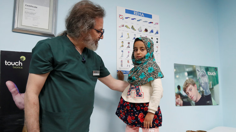 Konserve kutularıyla yürüyordu! Suriyeli Maya ilk adımlarını attı