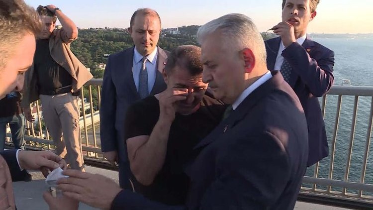 Başbakan Yıldırım, köprüdeki intiharı önledi