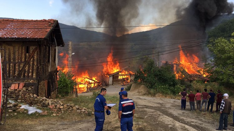 Köyde panik! Eve düşen yıldırım yangın çıkardı