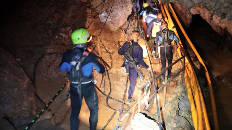 Tayland&#039;da tarihi operasyon! Mağaradaki çocuklar için 90 dalgıç harekete geçti