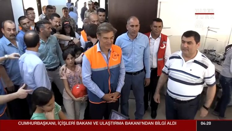 Ünlü Türk cerrah Dr. Mehmet Öz Suriyelilerle buluştu