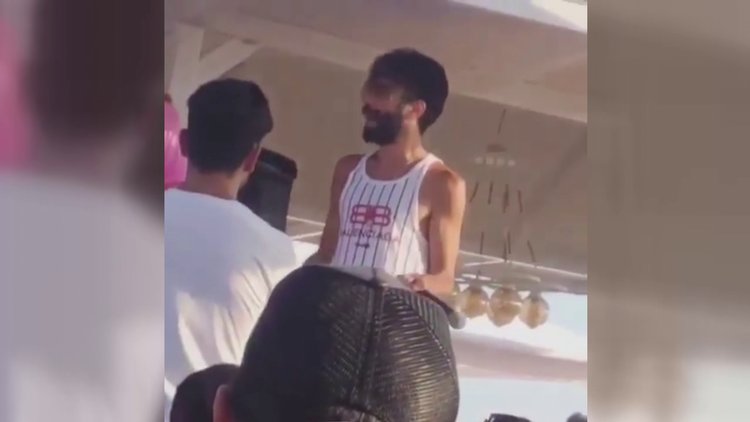 Kemal Doğulu önce mikrofonu fırlattı sonra küfür etti