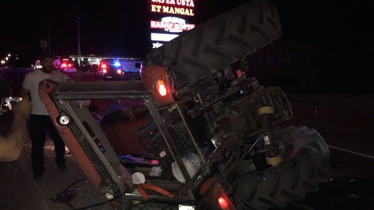 Afyonkarahisar'da otobüs ile traktör çarpıştı: 2 ölü 3 yaralı