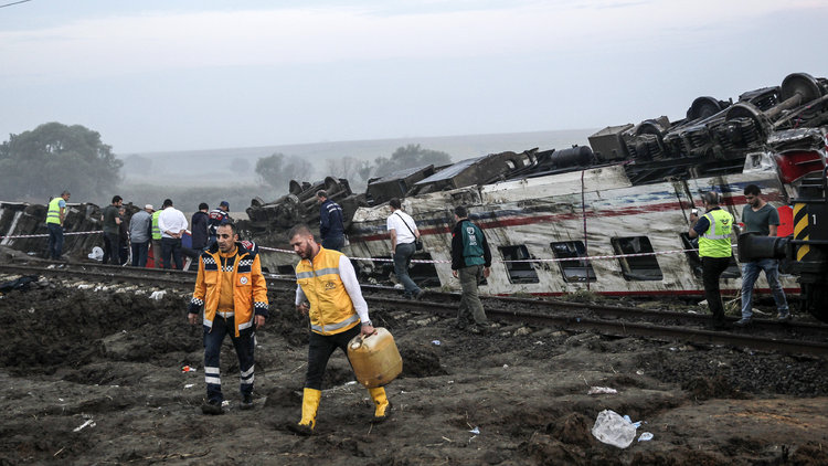 Çorlu&#039;daki tren faciasında son durum... Habertürk TV olay yerinde!