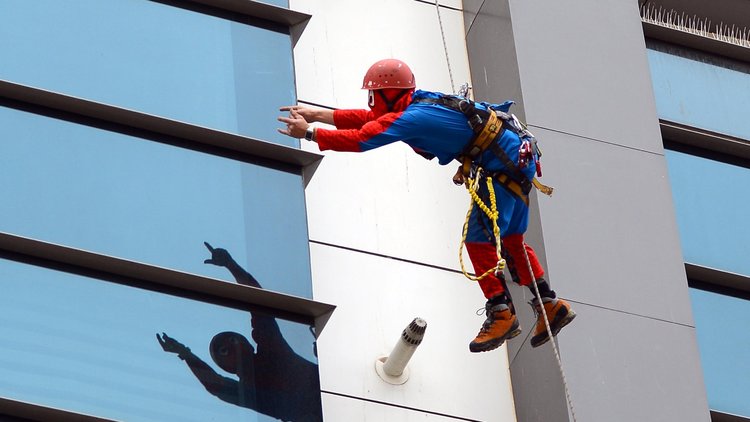 Kuaförlüğü bırakıp örümcek adam olan Türk!