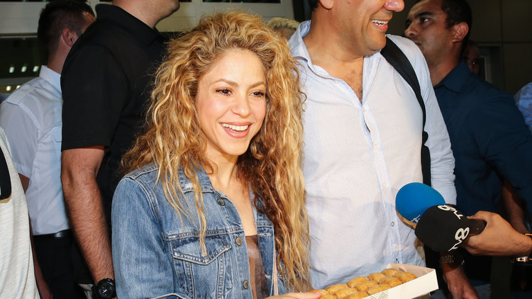 Gazetecilerden Shakira'ya baklava ikramı