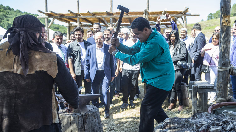 Venezuela lideri Maduro Diriliş Ertuğrul setinde! Dizinin oyuncularıyla buluştu