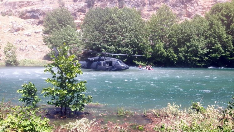 Helikopter adeta su üstüne indi! Dicle Nehri'nde mahsur kalan 12 kişi böyle kurtarıldı