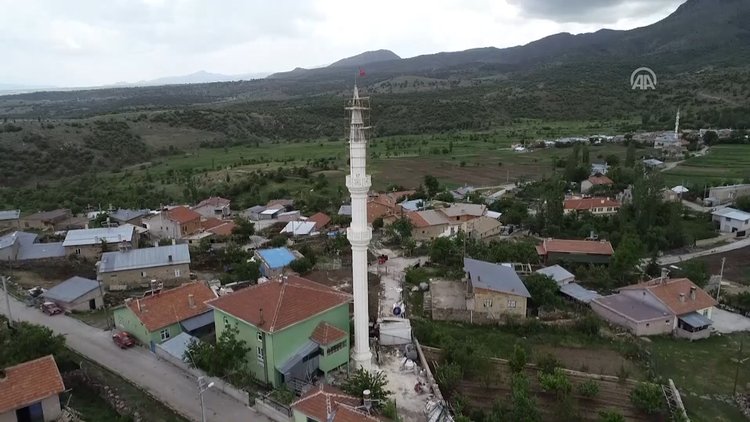 Minare ustaları yüksekliğe meydan okuyor