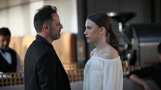 Aşk ve mesleki hayalleri arasında kalan Duru ve Deniz’in ilişkisi en büyük sınavdan geçerken, Can da peşindeki tehlikenin boyutunun farkına varır. ...