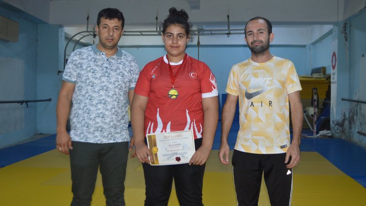 Zayıflamak için judoya başladı, Balkan üçüncüsü oldu!