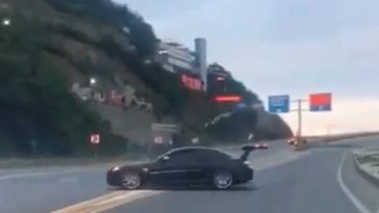 Düğün konvoyunda &#039;drift&#039; yaptı! Polis şimdi o sürücünün peşinde...