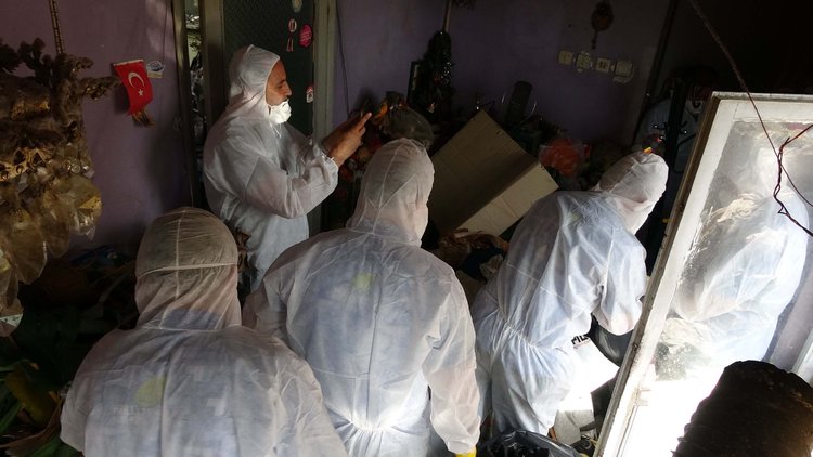 Cihangir&#039;deki Boğaz manzaralı evden 8 ton çöp çıktı