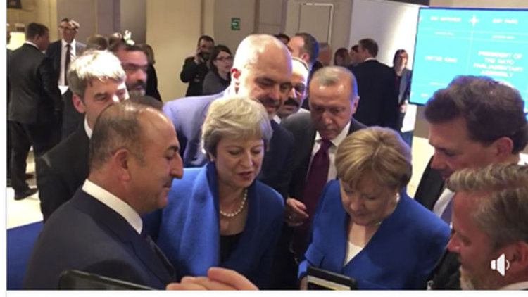 NATO zirvesinde liderler Hırvatistan-İngiltere maçını takip etti