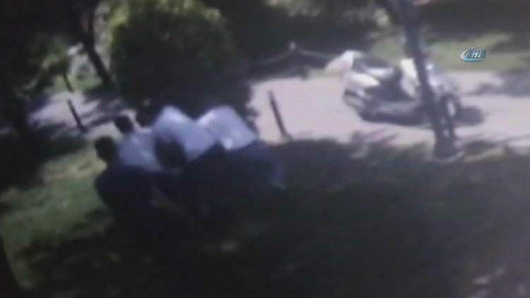 Esenler'de çocuk parkında silahlı kavga kamerada