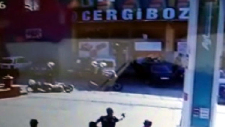 &#039;Dur&#039; ihtarına uymadılar! Polis motosikletine çarptılar