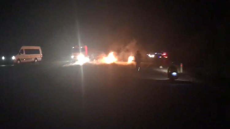 Kafa kafaya çarpışan motosikletler alev topuna döndü