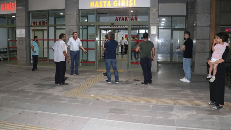 Davet yemeğine katılan 25'i çocuk 100 kişi zehirlendi