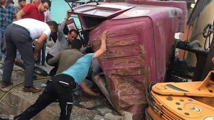 Kontrolden çıkan vinç iki araca çarptı, 4 kişi yaralandı