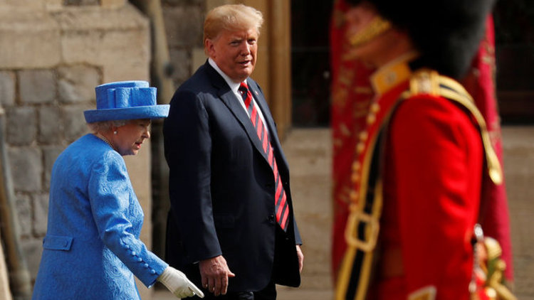 Trump'tan Kraliçe Elizabeth'e şok hareket! Tepki yağdı
