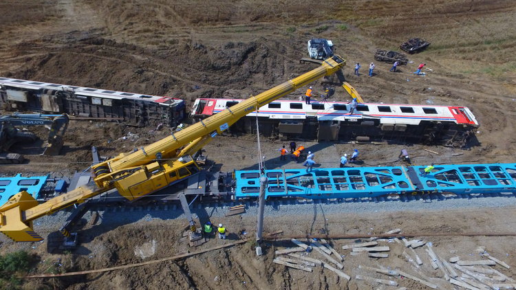 Tekirdağ&#039;daki tren faciasının enkazı kaldırılıyor