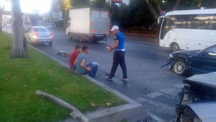 Ehliyetsiz sürücü kaza yaptı, rahat tavırları tepki çekti