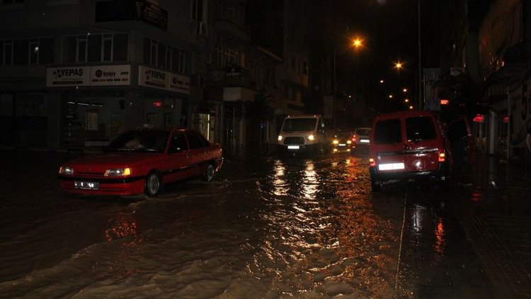 Ünye'de şiddetli yağış sele neden oldu