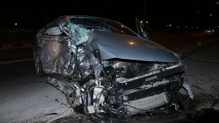 Hurdaya dönen araçtan sağ salim çıktılar