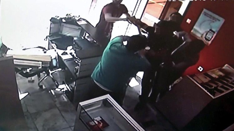 Esnafı sopalarla dövdüler! O saldırganlar serbest kaldı