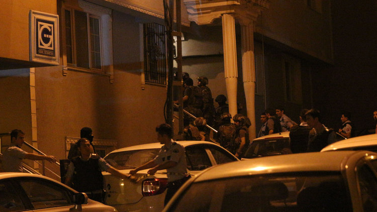 Kağıthane'de kırmızı alarm! Evinin balkonundan ateş etti