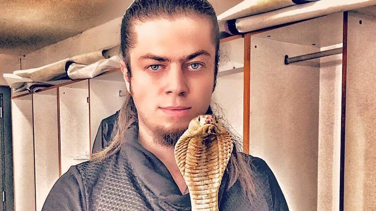İllüzyonist Aref&#039;i kobra yılanı ısırdı