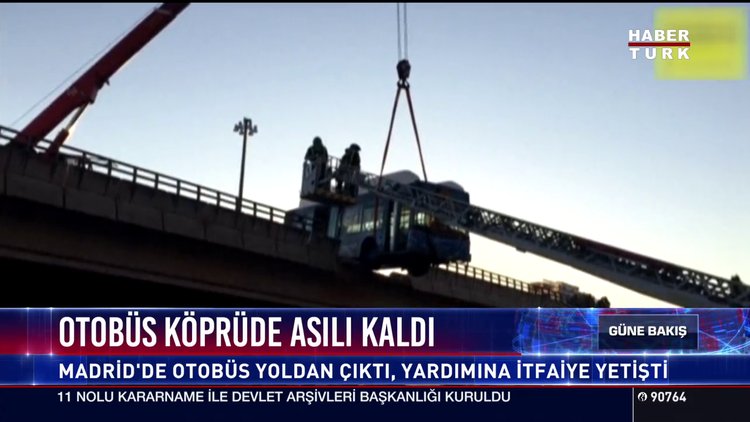 Otobüs köprüde asılı kaldı