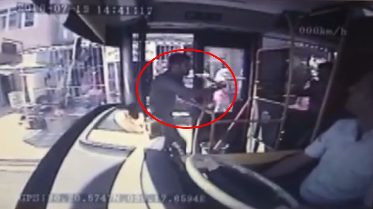 Otobüs şoförüne döner bıçağı çekti! 