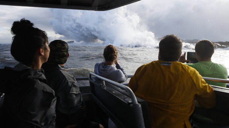 Hawaii&#039;de yanardağ dehşeti! Lavlar tur teknesine sıçradı: 23 yaralı