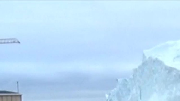 Kasabayı teğet geçen devasa buzdağı