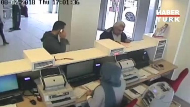 Sahte polislerin birbirini dolandırma anı kameralara böyle yansıdı