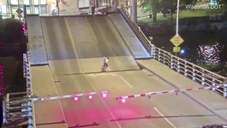 Bisikletli kadının zor anları! Açılan köprünün kanatları arasında sıkıştı