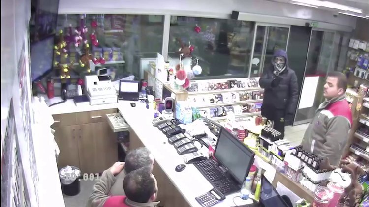 Akaryakıt istasyonunu soymuştu! Poşetteki iz hırsızı yakalattı