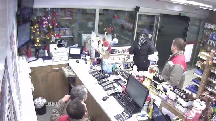 Poşetteki parmak izi soyguncuyu yakalattı