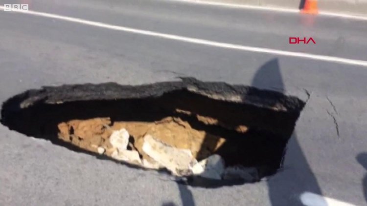 Dolmabahçe'de yol çöktü