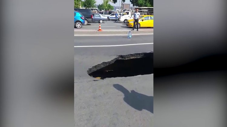 Dolmabahçe'de yol çöktü! Bölge trafiğe kapatıldı