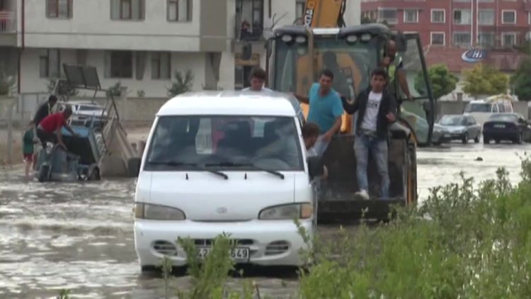 Konya'da yollar göle döndü! Arızalanan bir araç, iş makinesiyle böyle kurtarıldı