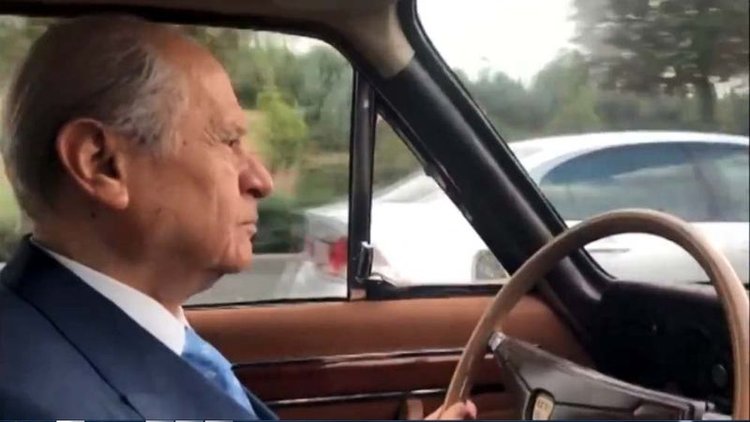 MHP lideri Bahçeli, klasik otomobiliyle Ankara sokaklarında