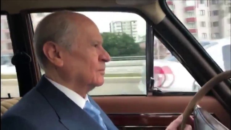 Bahçeli klasik otomobiliyle Ankara yollarında