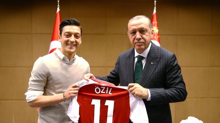 Mesut Özil&#039;den fotoğraf açıklaması