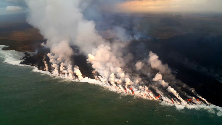 11 haftadır ateş püsküren yanardağın lavları okyanusa aktı